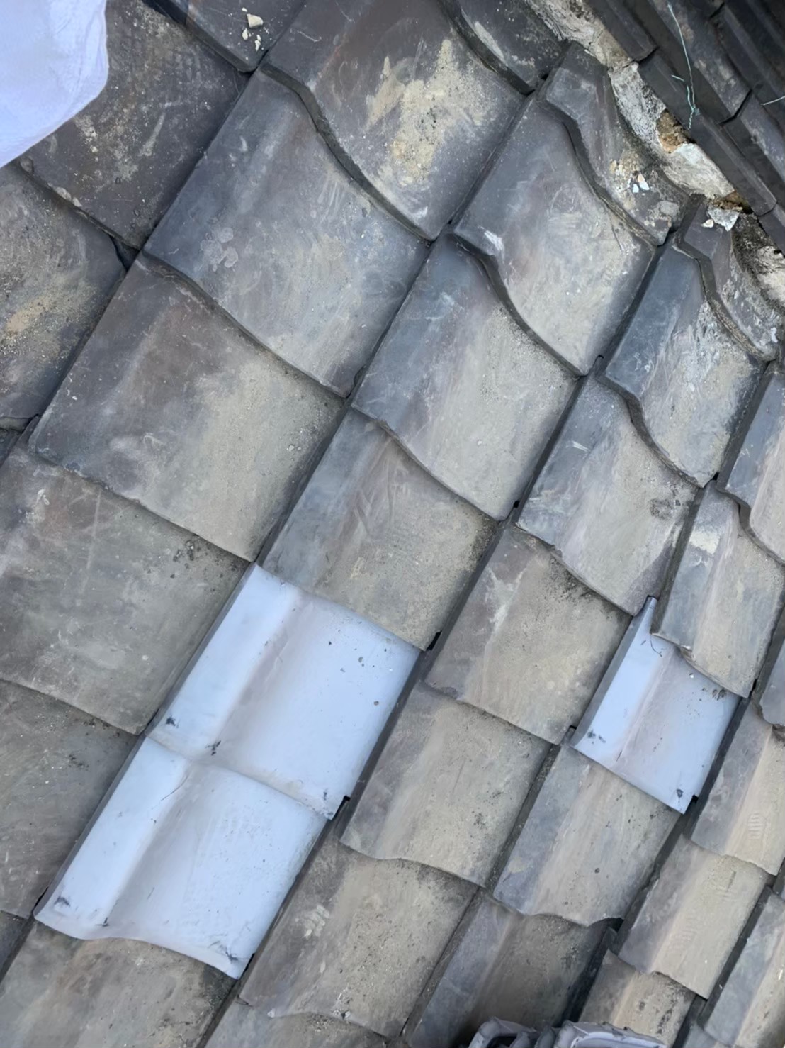 割れてしまった瓦の差し替え工事